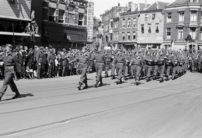 831628 Afbeelding van de Memorial D-Day Parade met militairen van de 3rd Canadian Infantry Division op de Neude te ...